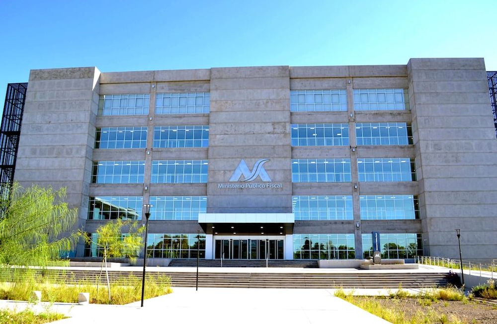 Se complica la situación del docente a quien le encontraron fotos y videos de niños abusados en una memoria de teléfono