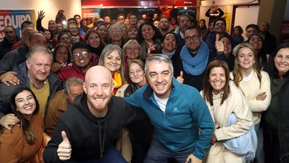 El candidato a intendente, Esteban Allasino, celebra con el actual jefe comunal, Sebastián Bragagnolo. Ambos siguieron a De Marchi en su partida de Cambia Mendoza para formar La Unión Mendocina.