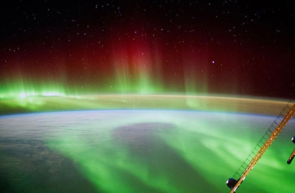Las auroras son visibles cerca de los polos Norte y Sur como consecuencia de la gran cantidad de iones que fluyen del Sol e interactúan con el campo magnético de la Tierra