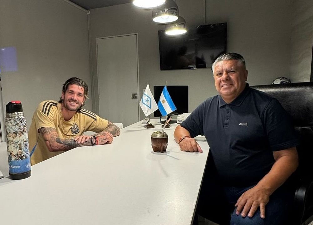 SELECCI&Oacute;N ARGENTINA. La cl&aacute;sica foto de Chiqui Tapia junto a Rodrigo de Paul. Falta Lionel Messi. Una sana costumbre.&nbsp;