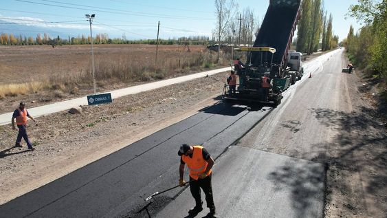 Vialidad Mendoza asfalta la ruta que une a la Capital del Orégano con Chilecito