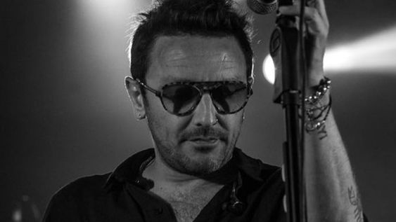 El vocalista lanza su primer disco solista