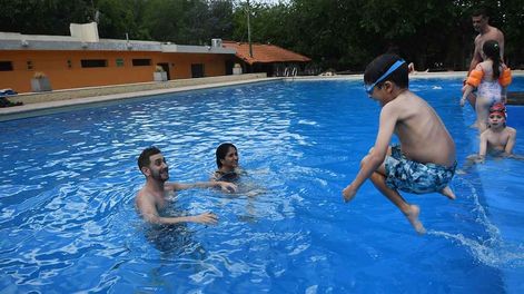 Los Andes | Altas temperaturas se registran en la provincia, en la pileta del club Hípico los socios se refrescan para hacerle frente al calor Foto:José Gutierrez / Los Andes
