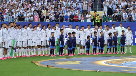 La Selección Argentina volvió a protagonizar un momento inolvidable: jugadores e hinchas cantaron el Himno Nacional a una sola voz e hicieron estremecer al Hard Rock Stadium antes del inicio del encuentro.