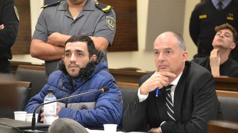 Los Andes | El acusado del crimen de la preceptora Hilda Vedia, Tomás Rojos (izq.), junto a su defensor, Martín De Olano. Gentileza Poder Judicial