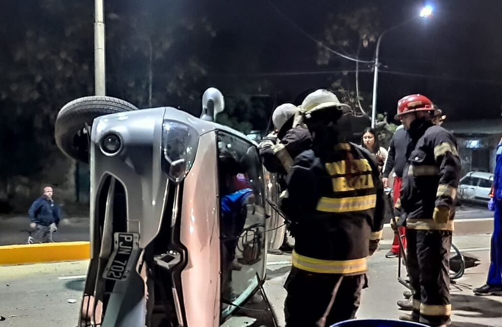 Intentó pasar a un camión y volcó en la recién inaugurada rotonda del avión en Las Heras