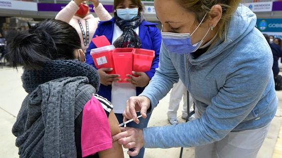 La Sociedad Argentina de Pediatría dijo que las vacunas contra el Covid en chicos demostraron ser “seguros y eficaces”. Foto: Orlando Pelichotti / Los Andes