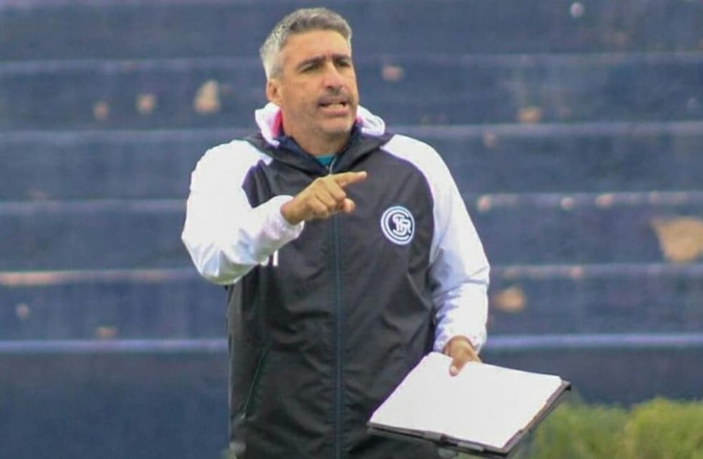 Gabriel Gómez, técnico de Independiente Rivadavia, equipo que marcha escolta de Güemes en la Zona 2 de la Primera Nacional.