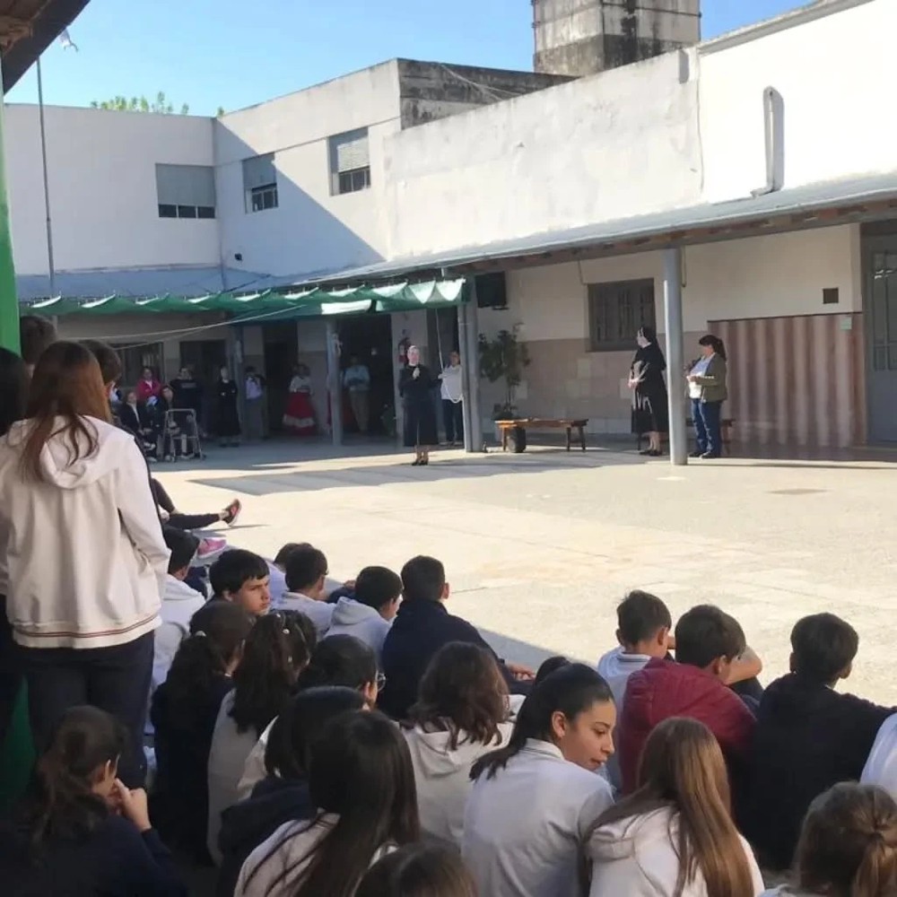Así es el colegio al que asisitó de adolescente Emilia Mernes. Así es el colegio al que asisitó de adolescente Emilia Mernes.