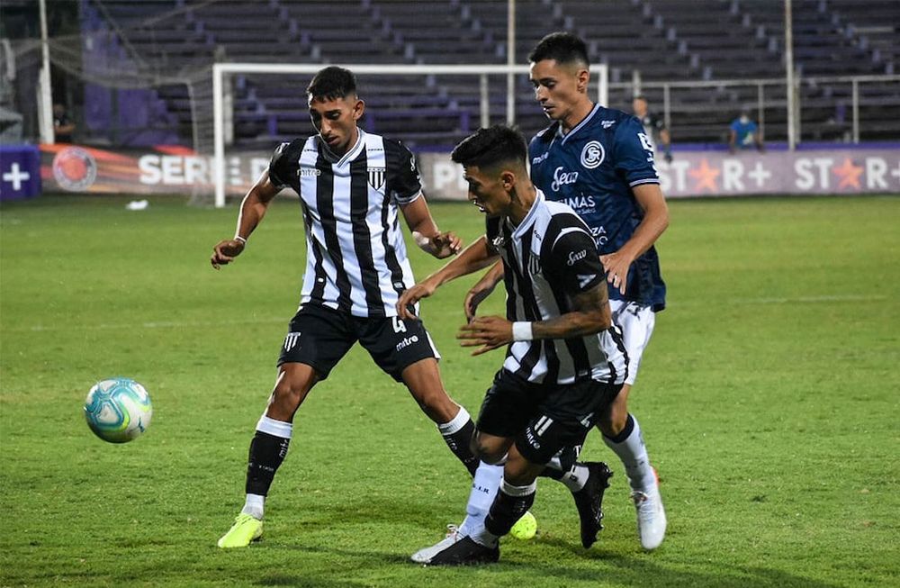 Independiente Rivadavia de Mendoza y Gimnasia y Esgrima de Mendoza, igualan 0:0 en el Estadio Franzini, por la Copa 90 años de Fútbol Profesional de la serie Río de la Plata