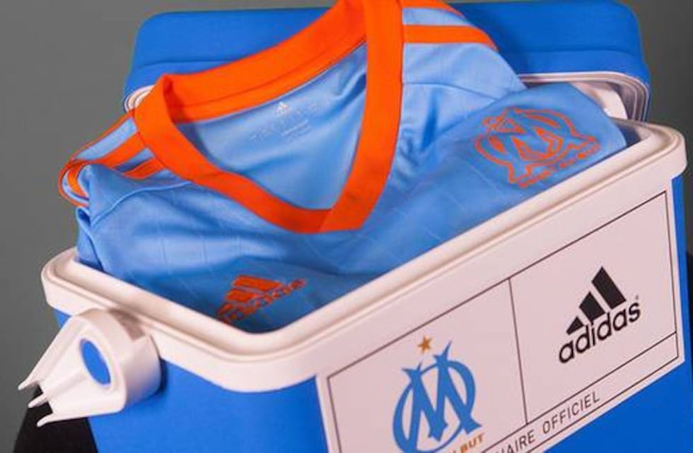 Venden la nueva camiseta del Marsella en la heladerita de Bielsa