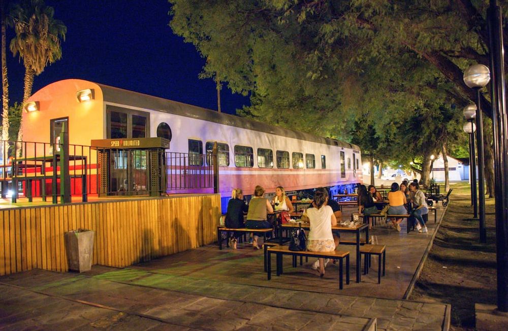 Uno de los dos vagones con los que cuenta “Convoy”, el emprendimiento emplazado en el parque Sarmiento de la Ciudad de San Martín, en el Este mendocino.