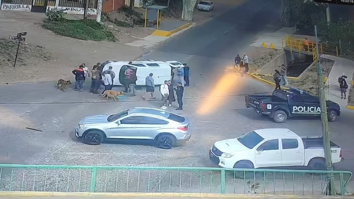 Espectacular accidente en Acceso Sur: volcó un utilitario tras chocar con un BMW