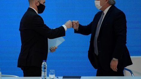 El presidente Alberto Fernández y el ministro de Economía Martín Guzmán. (Juan Mabromata/Pool via AP)