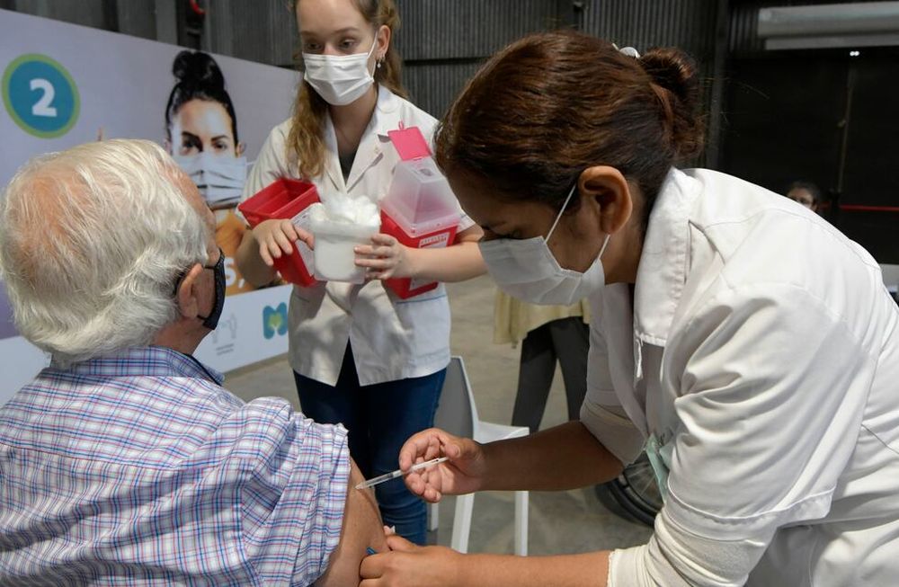 Los consultados que se vacunaron ayer destacaron la celeridad y la eficiente atención en la Nave Cultural de Ciudad / Foto: Orlando Pelichotti