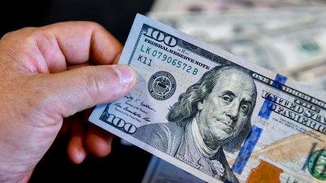 El dólar blue bajó $5 y se ofrece a $1.430 para la venta.
