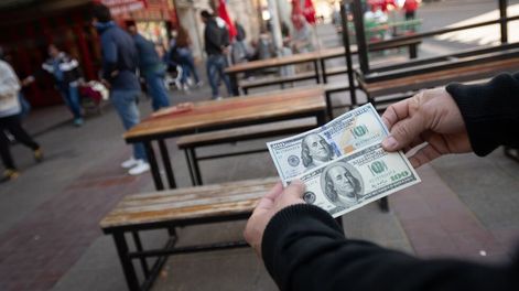 Dólar Blue, arbolitos venden dólares en la calle San Martin frente a la Galeria Tonsa. Foto: Ignacio Blanco / Los Andes