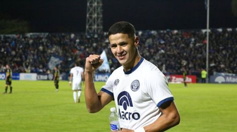 Los Andes | El paraguayo Alex Arce es el nuevo ídolo de los hinchas de la Lepra. Es el goleador de la Primera Nacional: 19 festejos en igual cantidad de juegos.