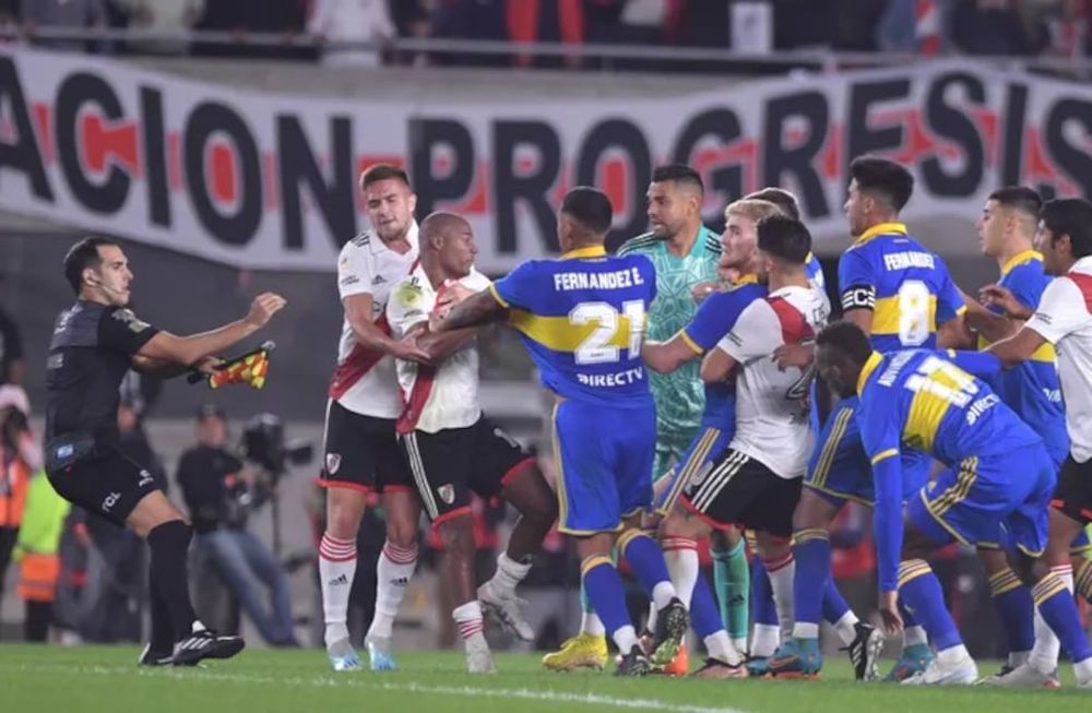 El último Superclásico tuvo su bochorno en el cierre del duelo, cuando ambos planteles se trenzaron en una pelea. Hay expectativa para el domingo.