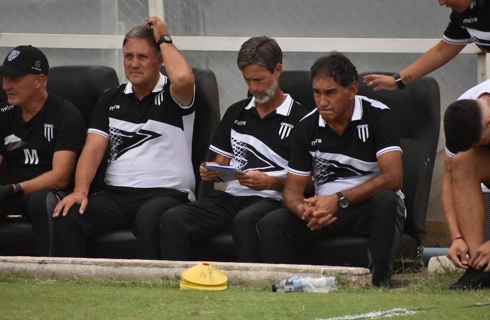 Darío Lechuga Alaniz, primero de derecha a izquierda, se mostró muy conforme con el rendimiento del equipo, que logró el primer triunfo del año.