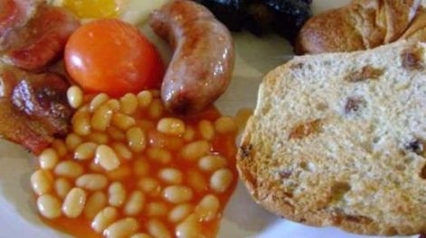 El desayuno incluye salchichas, lonchas de tocino, huevos fritos, rebanadas de morcilla, 15 tostadas y pan frito con mantequilla, entre otras cosas.