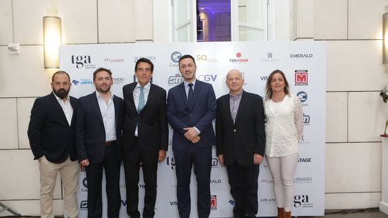 El economista Carlos Melconián y el candidato a vicepresidente Luis Petri con los asociados de TGA Auditores & Consultores: Federico Pelegrina, Enrique Griffouliere, Armando Griffouliere y Silvia Mateu.