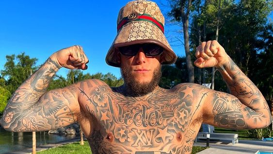 Alex Caniggia suele presumir su pileta desde las redes sociales.