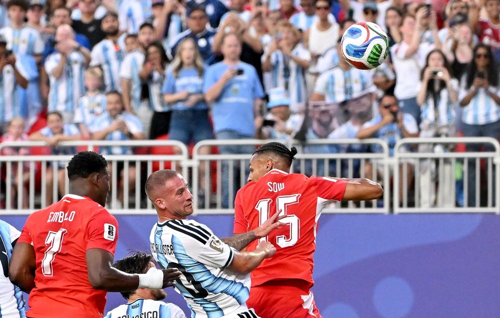 Tras el centro de Messi, Alexis Mac Allister cabeceó y convirtió el gol argentino.  
