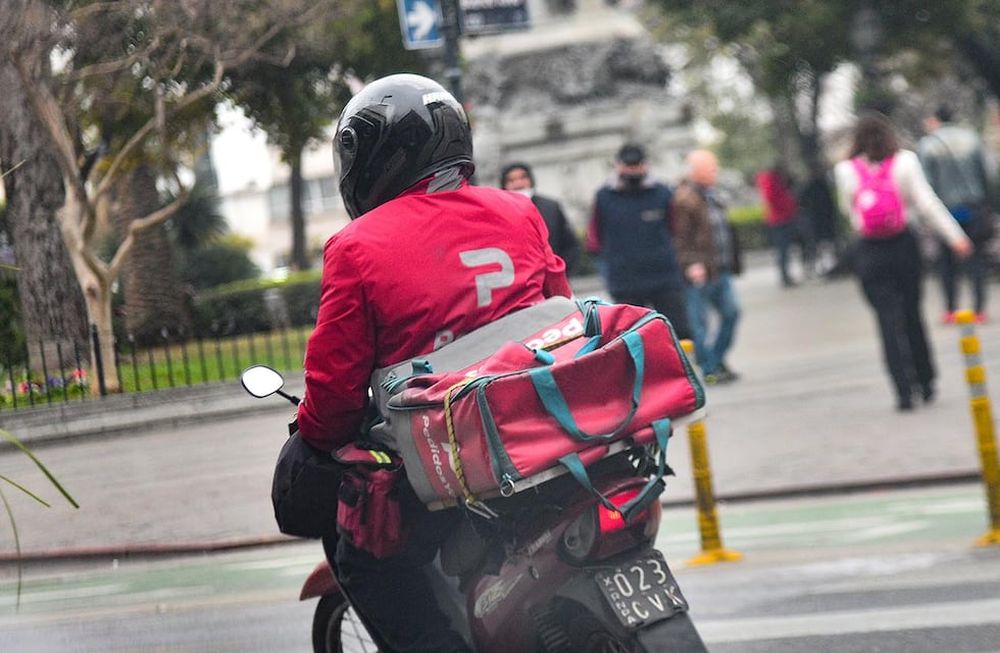 Un repartidor se volvió viral por los curiosos y divertidos apodos que les coloca a sus clientes