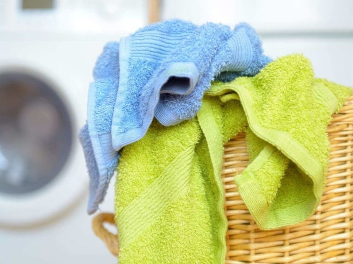 Cuántas toallas deberías tener en casa, según una experta en minimalismo: el método para ganar espacio y ordenar el placard