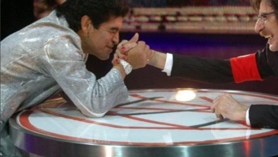 Diego Maradona y Charly García en el programa La Noche del 10, que rompió todos el rating de la década del 2000. Impresionante. / Gentileza.