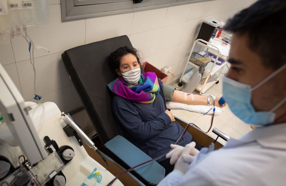 Luciana es residente de Clínica Médica de un hospital. fue diagnosticada con Covid-19, superó la enfermedad y se reincorporó a sus funciones. Ayer donó plasma en el Centro Regional de Hemoterapia. Foto: Ignacio Blanco / Los Andes