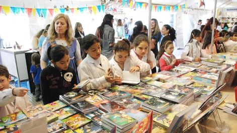 Hoy se celebra el lema “30 años transformando personas y ciudades para un mundo mejor” con actividades organizadas por las más de 500  integrantes de AICE,  como la Feria del Libro en Río Cuarto.