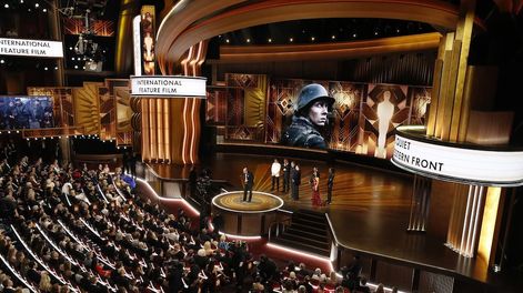 Los Andes | Hollywood (United States), 13/03/2023.- Edward Berger speaks after winning the Oscar for Best International Feature Film for All Quiet on the Western Front during the 95th annual Academy Awards ceremony at the Dolby Theatre in Hollywood, Los Angeles, Ca