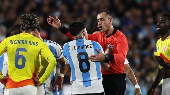 ELIMINATORIAS SUDAMERICANAS. Enzo Fernández fue expulsado por un planchazo a kevin Castaño.&nbsp;
