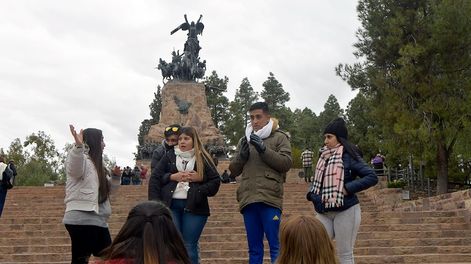 Turistas disfrutando del Cerro de la Gloria durante una fresca jornada.Foto: Orlando Pelichotti