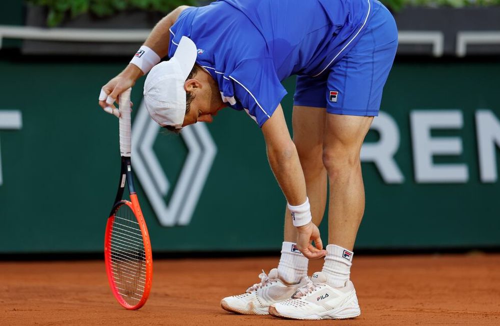 Diego Schwartzman perdió en la tercera ronda del Abierto de Francia y dejará su lugar entre los 100 mejores del mundo por primera vez en nueve temporada. (AP)