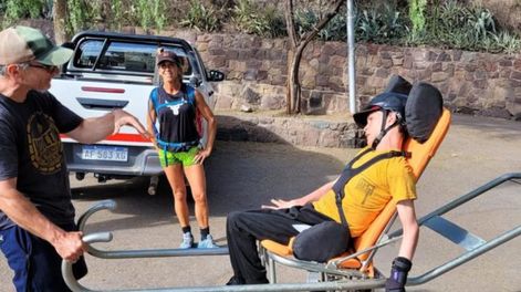 Diseñaron una silla de ruedas adaptada para que un joven pueda disfrutar de los cerros mendocinos. | Foto: Gentileza