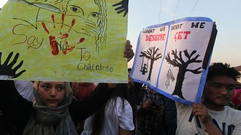 Mujer pidió que violen en grupo y mutilen a su hijastra de 9 años porque le tenía celos