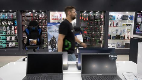 En el mercado argentino de venta de computadoras explicaron que los precios de los productos nacionales son competitivos respecto a su valor en dólares con otros países, / Foto: Ignacio Blanco / Los Andes