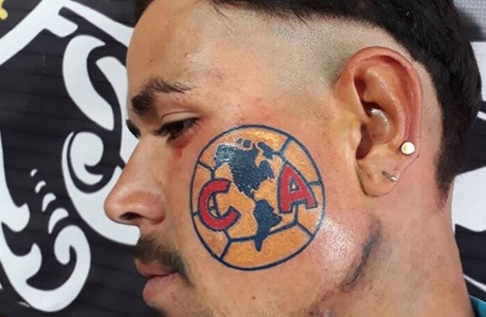 ¿No será mucho? Se tatuó en la cara el escudo del club de sus amores