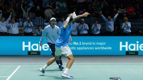 El festejo de Francisco Cerúndolo junto a Guillermo Coria y toda la hinchada argentina / Foto @AATenis