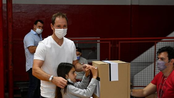 Jorge Brito, votando en el club.