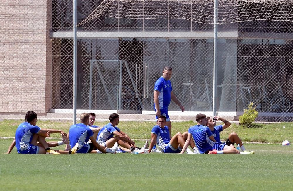 Esta mañana el Club Godoy Cruz Antonio Tomba volvió a la práctica y ya se hizo cargo de manera oficial el regreso del entrenador Diego Flores, conocido como El TraductorFoto: Orlando Pelichotti