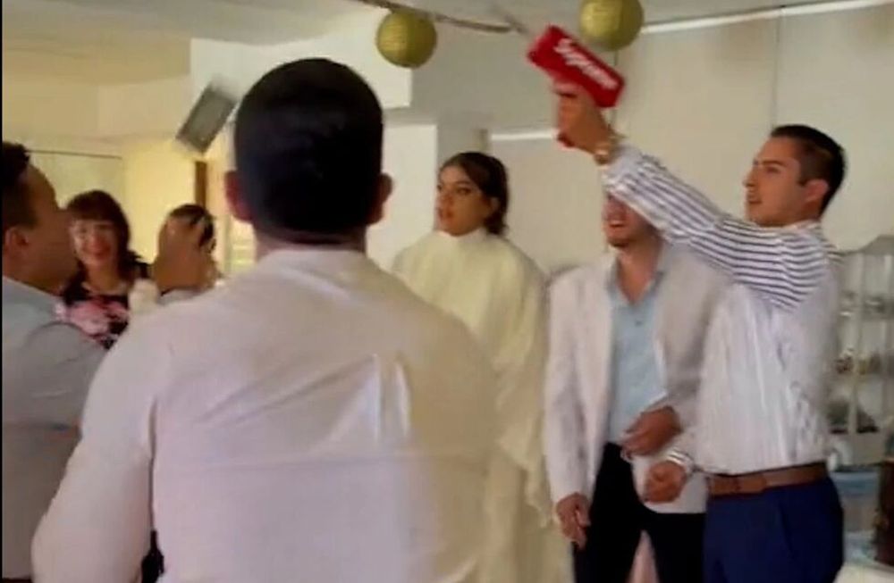 Llovieron dólares en el bautismo de un bebé y los invitados se tiraron de cabeza