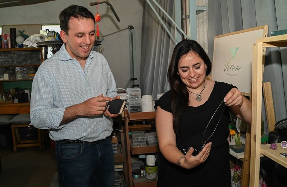 García Zalazar junto a Antonella Blottay un emprendimiento de Godoy Cruz, premiado a nivel nacional por su impronta sustentable. Foto: Prensa Godoy Cruz