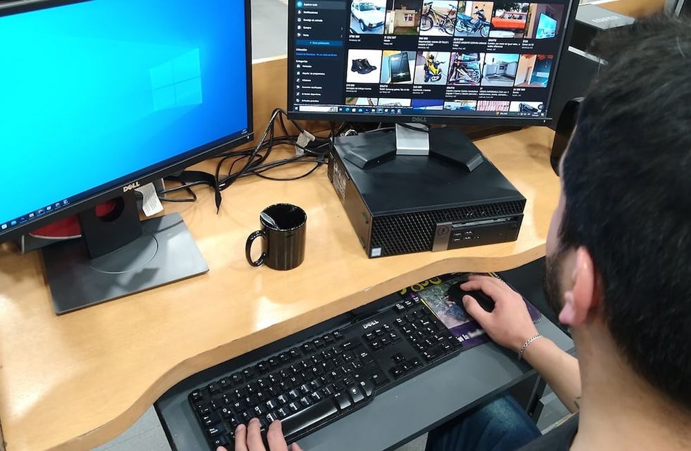 Patrullaje virtual, la estrategia policial que previene la compra-venta ilegal en las redes sociales. | Foto: Marcelo Rolland / Los Andes