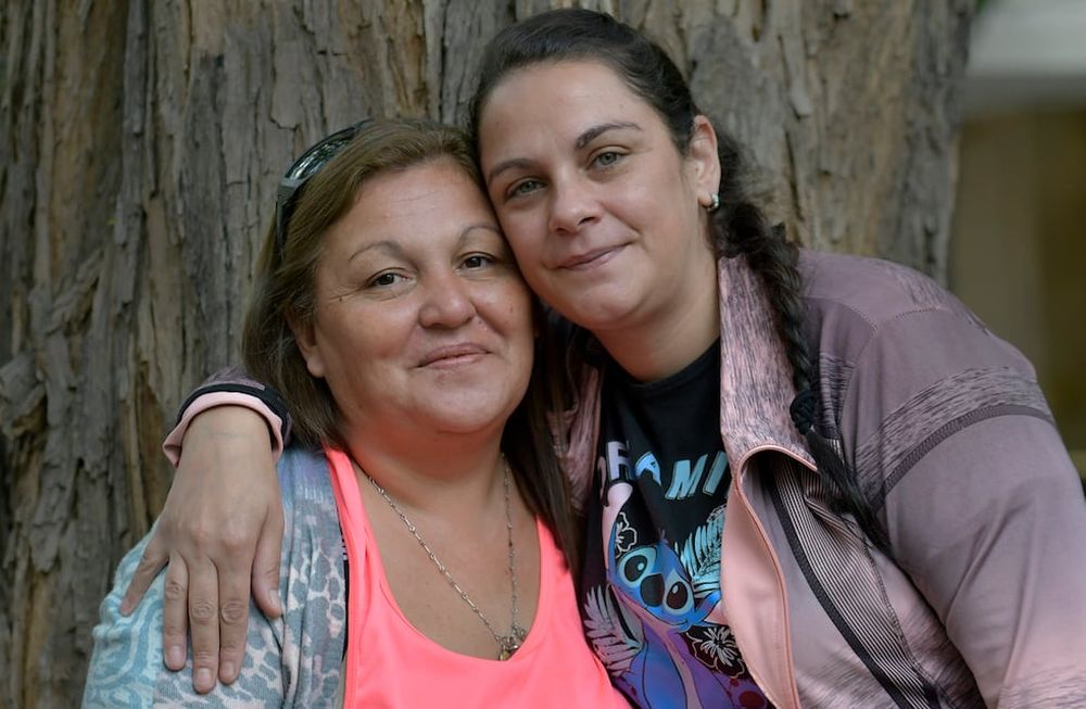 Las amigas volvieron a encontrarse en un hospital porque la beba que Paola (izquierda) tuvo hace poco necesita hacerse estudios y el hijo de Andrea sigue en tratamiento. Foto: Orlando Pelichotti / Los Andes
