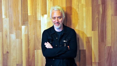 Con pocos adornos, moderna y tonos claros, así es la casa de Andy Kusnetzoff