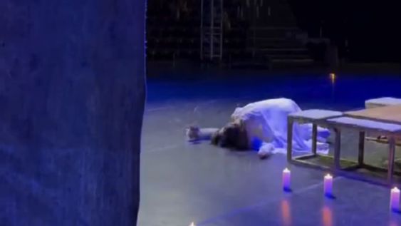 Un inesperado actor entró al teatro y cambió una escena de Romeo y Julieta.